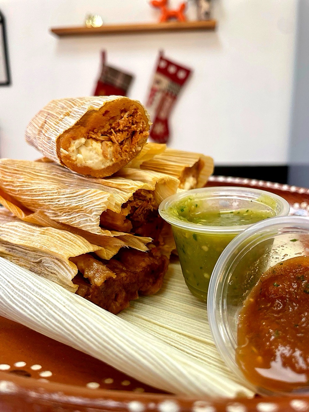 Tamales con salsa verde y roja